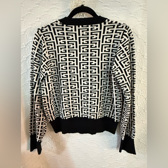 Debut Black & White Logo Knit Crop Sweater - Picture 5 of 5